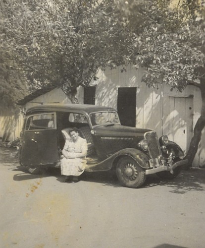 Ford 1934  001  Regina Fabris Pedro Bom (Ina), sentada no estribo.